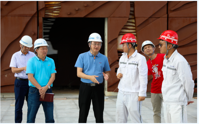 歡迎三沙市市委常委，市長鄧忠蒞臨我司承接的三沙廣場項(xiàng)目，三沙文體館項(xiàng)目現(xiàn)場調(diào)研并指導(dǎo)